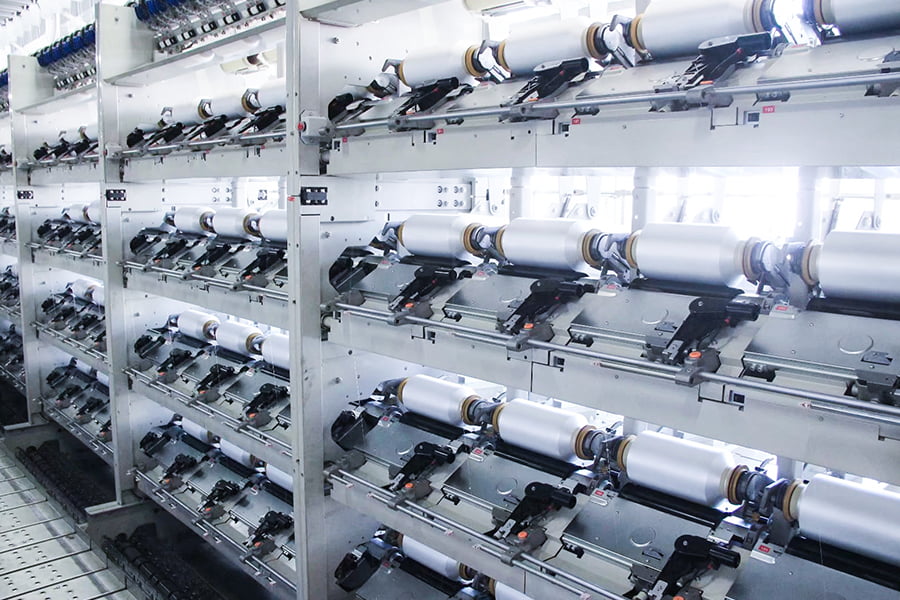 Como o custo de produção do fio FDY se compara a outros tipos de fio