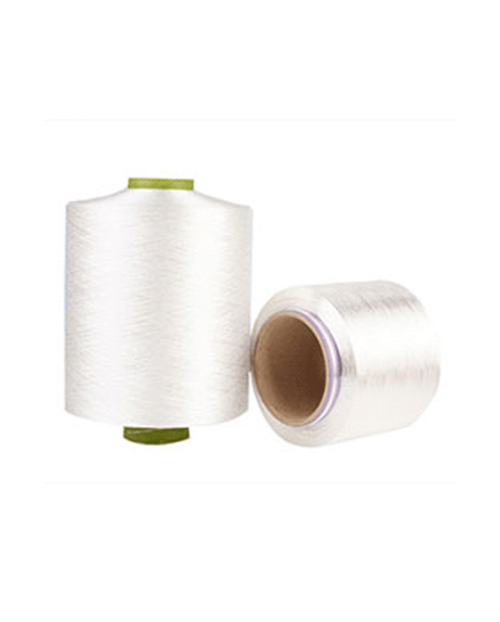 Como a textura do fio DTY afeta a sensação e o caimento do produto acabado?