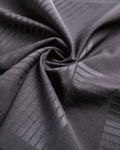 Qual o papel da urdidura e da trama na estrutura geral de um tecido?